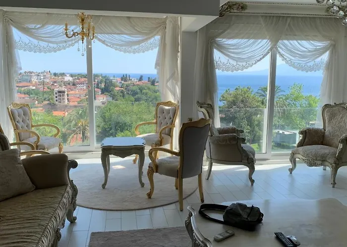 Antalya\'Nin Kalbinde Bueyueleyici Bir Siginak