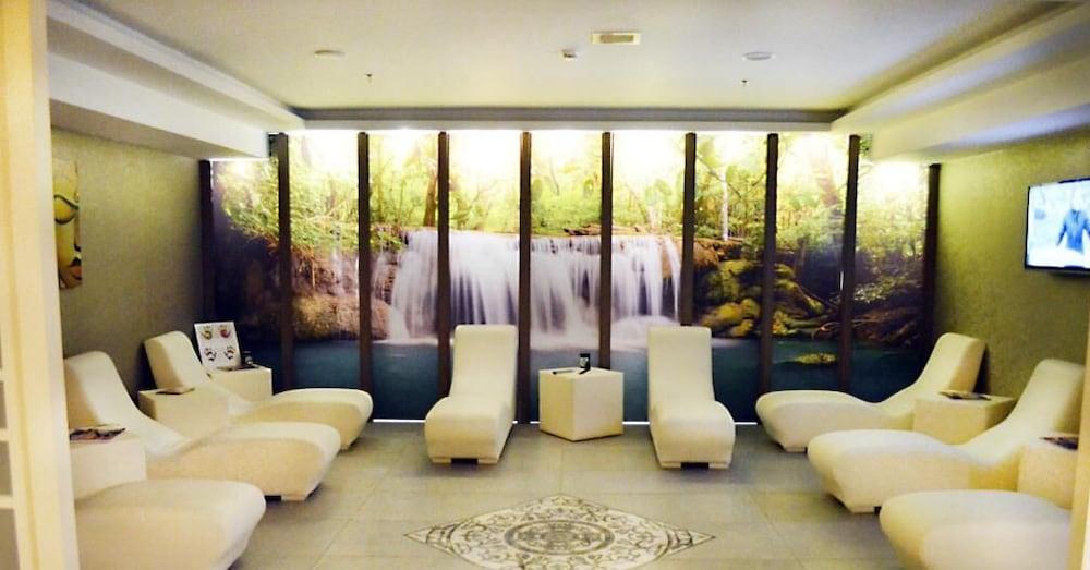 Live Hotel