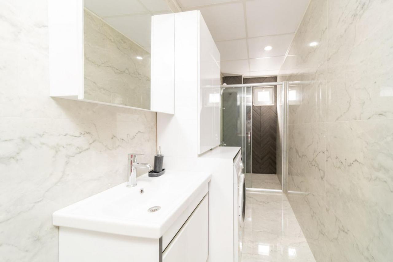 Daire Modern Flat Near Beach In *