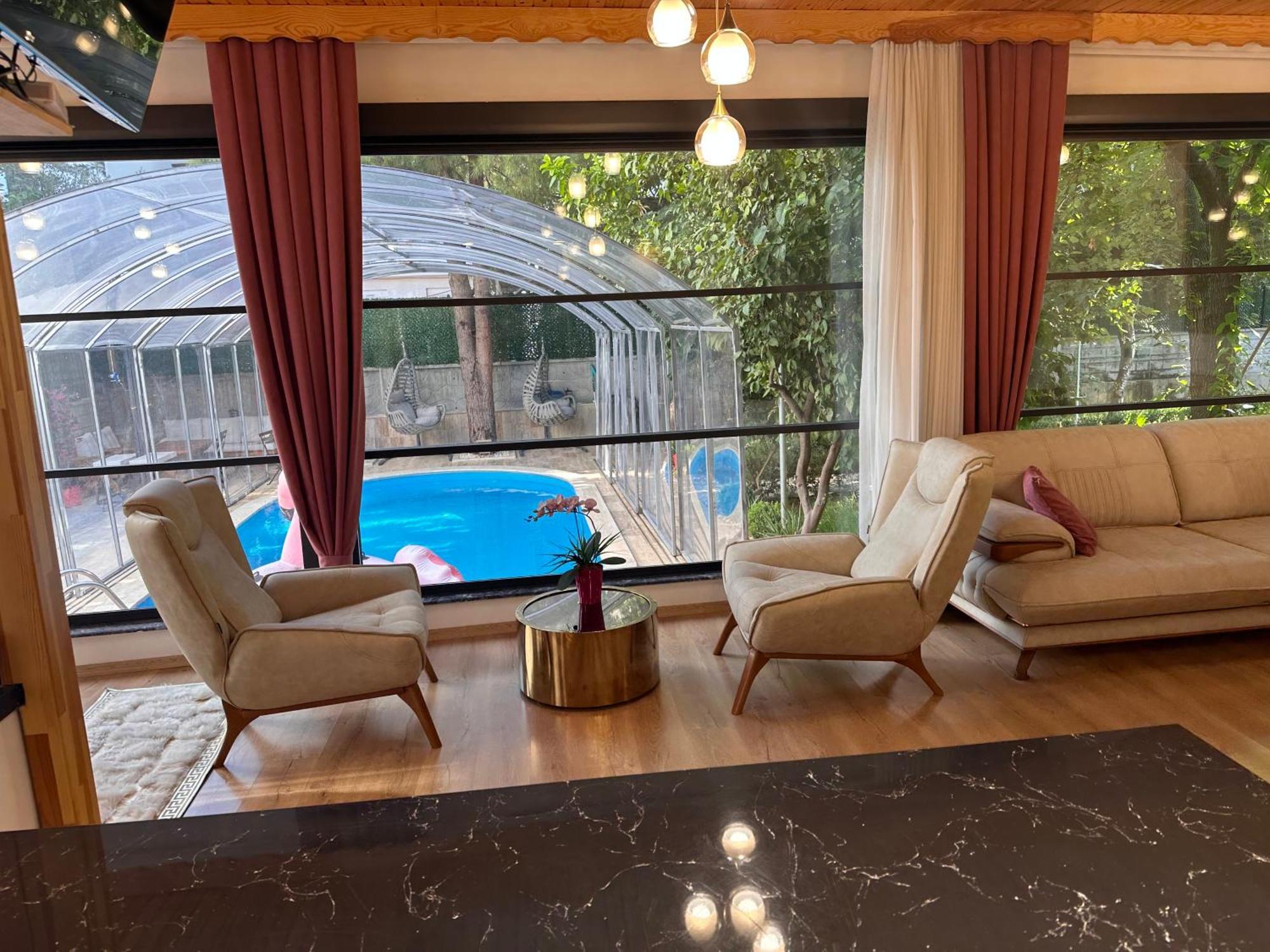 Havuzlu Bahceli Villa *