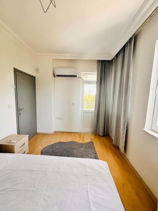 Denize Yakin, Ferah Apartment *