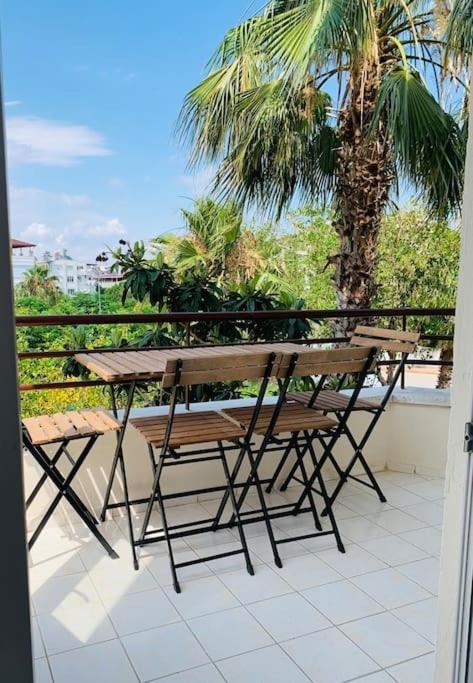 Denize Yakin, Ferah Apartment