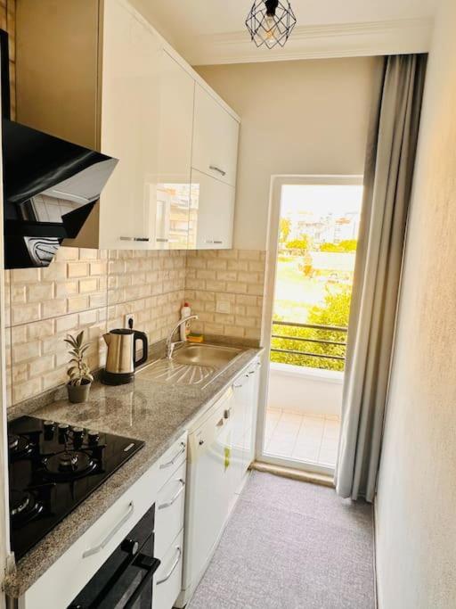 Denize Yakin, Ferah Apartment *