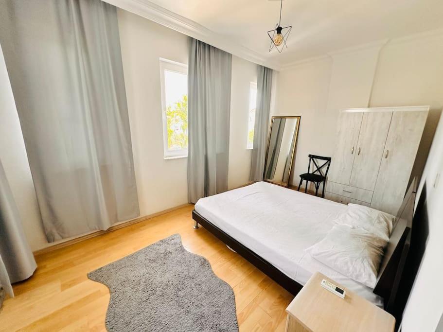 Denize Yakin, Ferah Apartment
