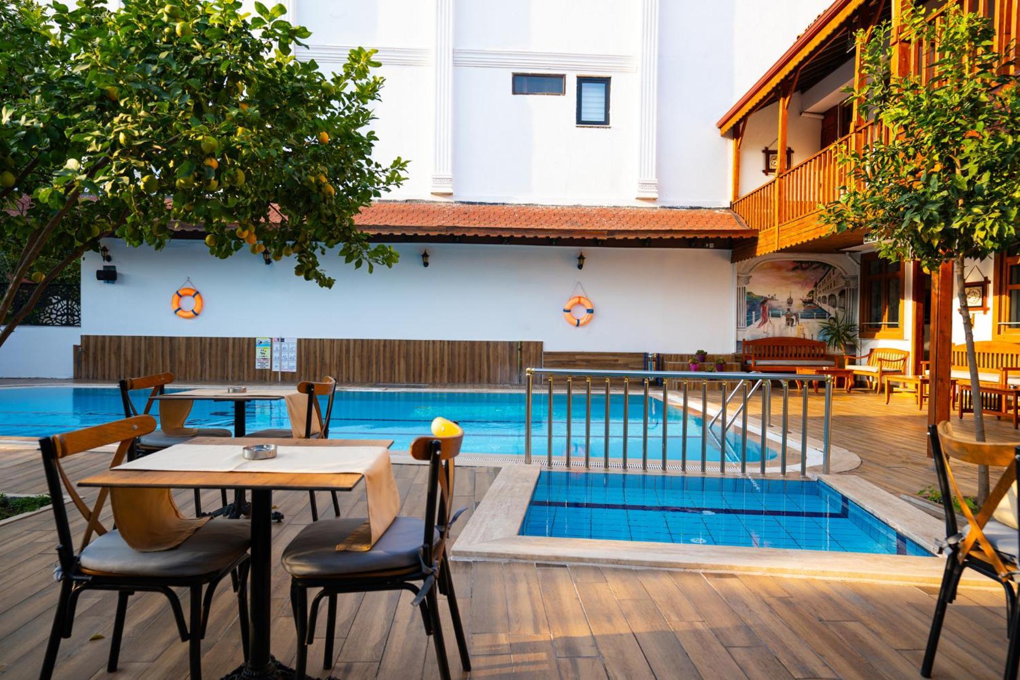 Hotel Oscar Garden *
