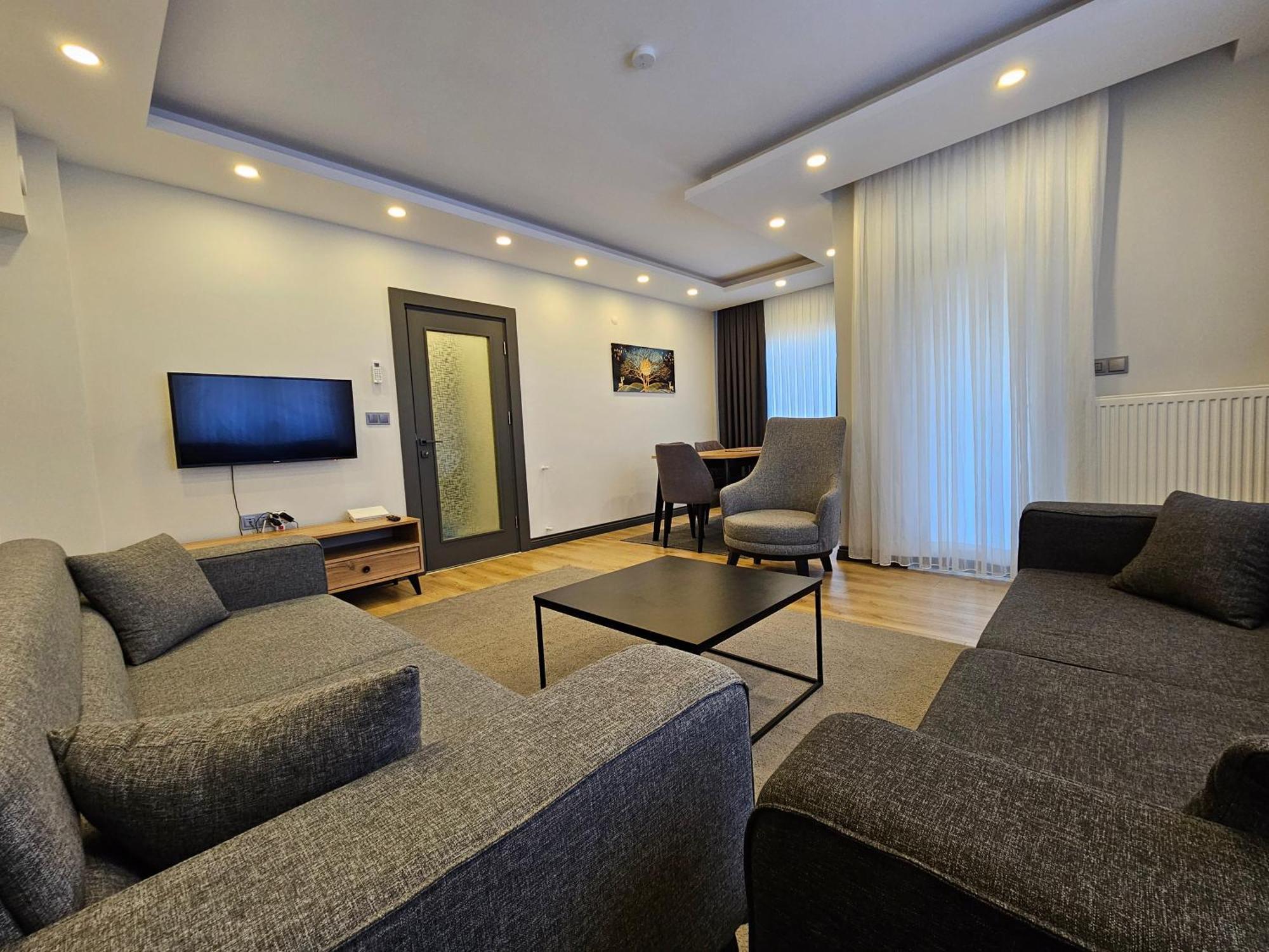 New Flat&large Living Space 2-4 Near By Lara Apartment *