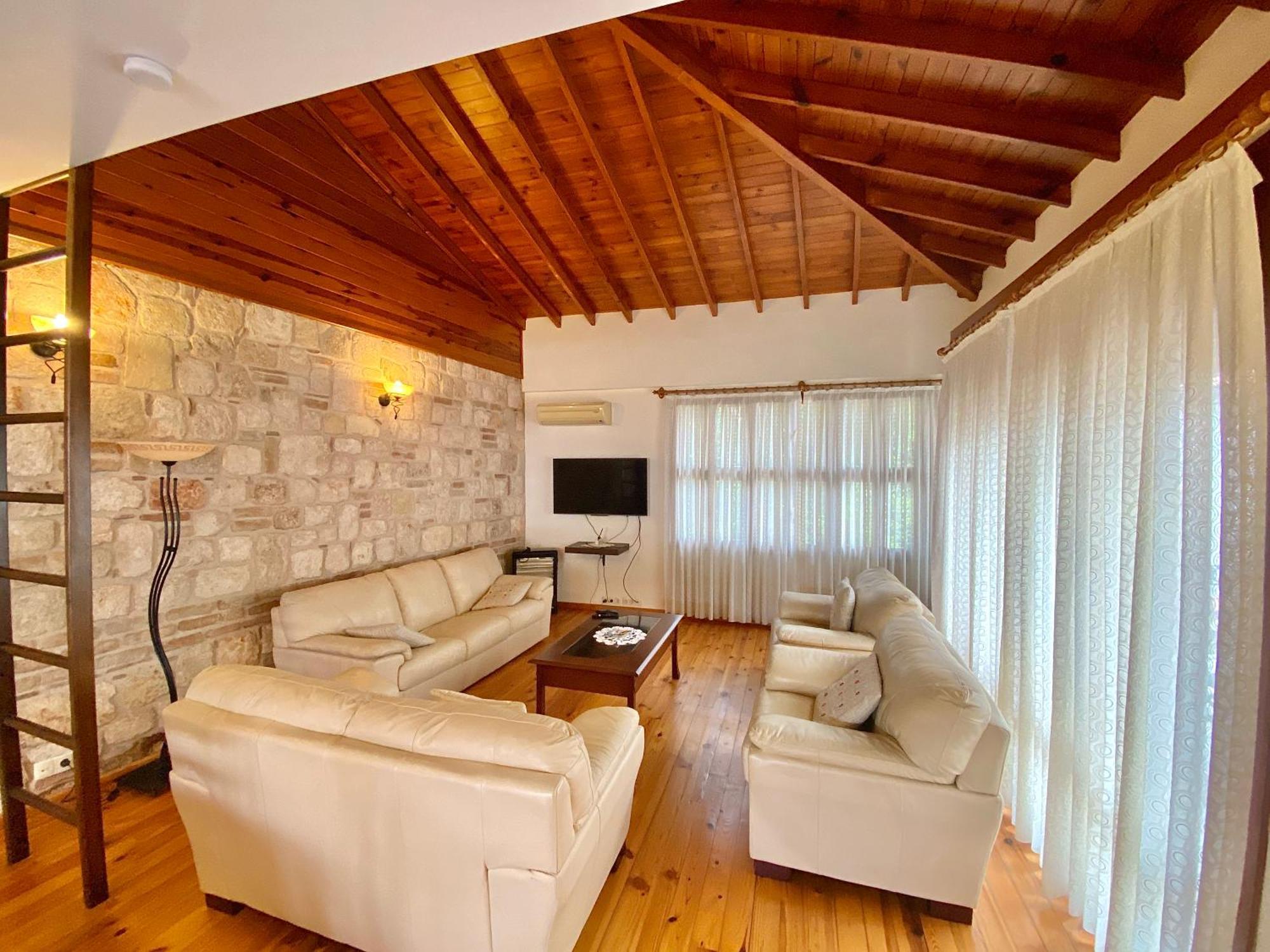 Attalos 2 Apartment