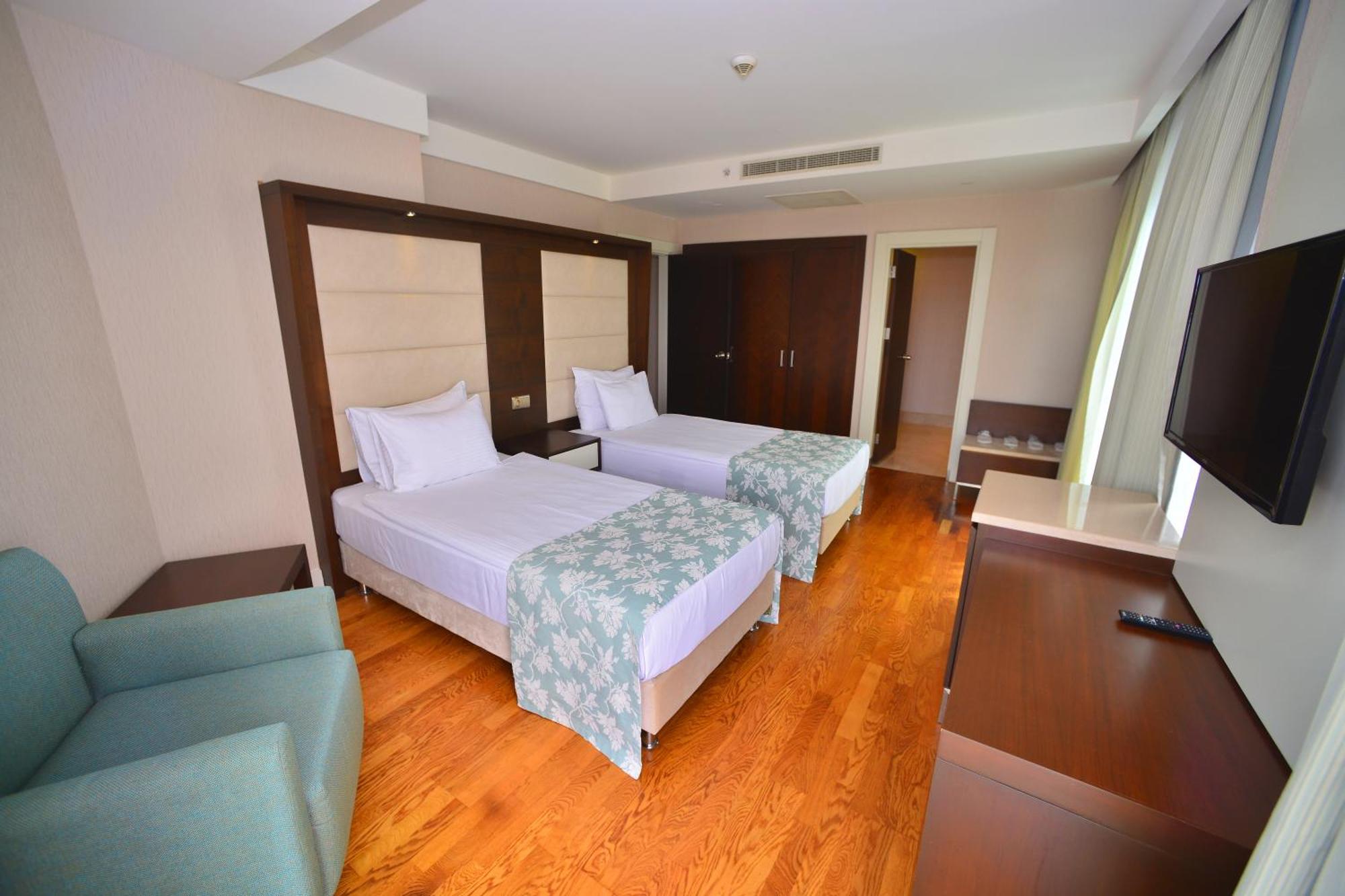 Ramada Plaza Hotel 5*
