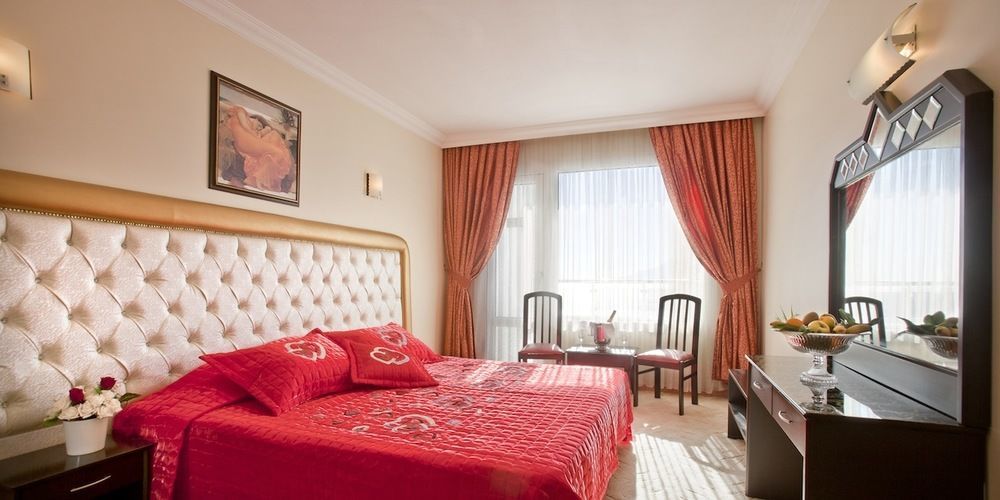 Adonis Hotel 4*