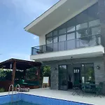 Kuş sesleri eşliğinde havuz keyfi...