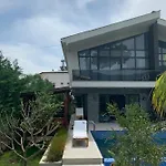 Kuş sesleri eşliğinde havuz keyfi...