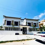 Eine Wunderschoene Wohnung Mit Pool Und Garten