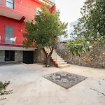 Fascinating Flat Near Hadrians Gate