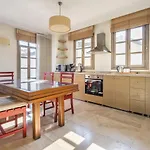 Glamorous Flat With Jacuzzi Near Hadrians Gate