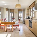 Glamorous Flat With Jacuzzi Near Hadrians Gate