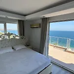 Antalya Konyaalti Denizin Uestuende Gemi Ev