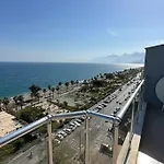 Antalya Konyaalti Denizin Uestuende Gemi Ev