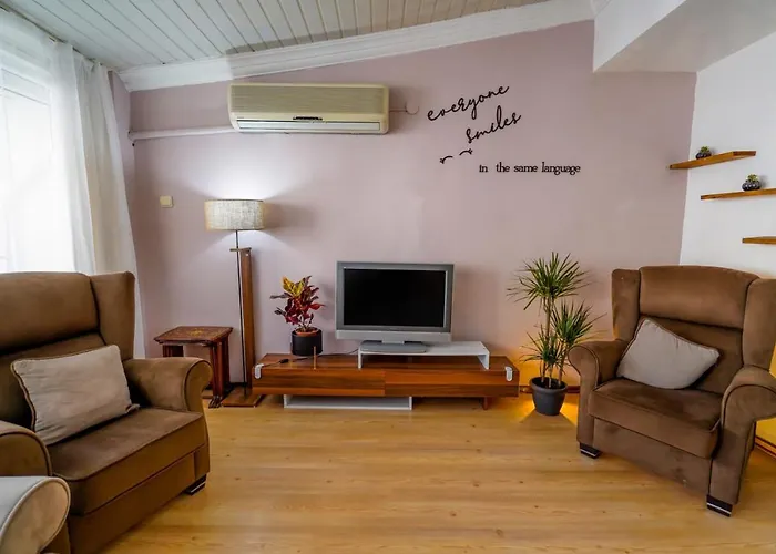Serene Flat Close To Beach In Muratpasa