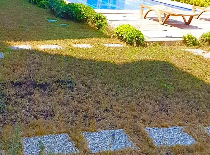 Eine Wunderschoene Wohnung Mit Pool Und Garten