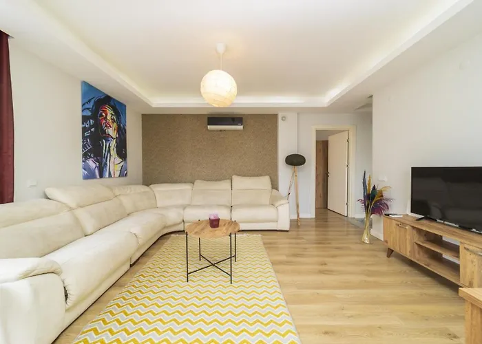 Luminous Flat 15 Min To Hadrian Gates