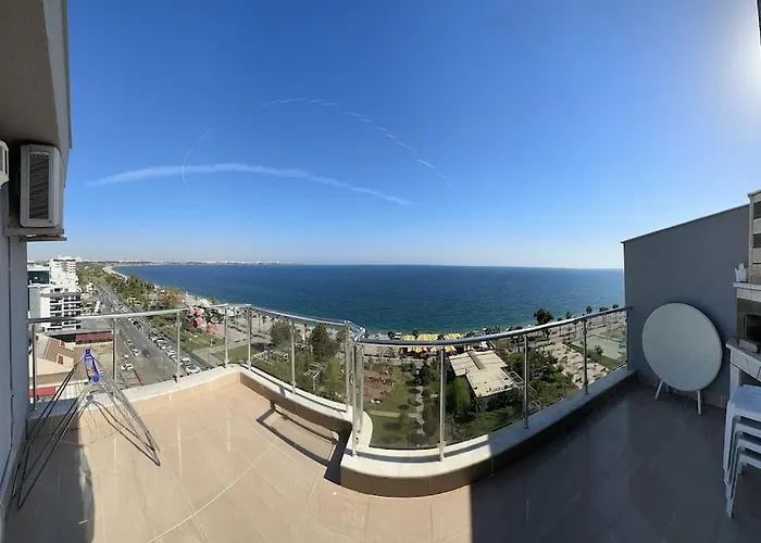 Antalya Konyaalti Denizin Uestuende Gemi Ev