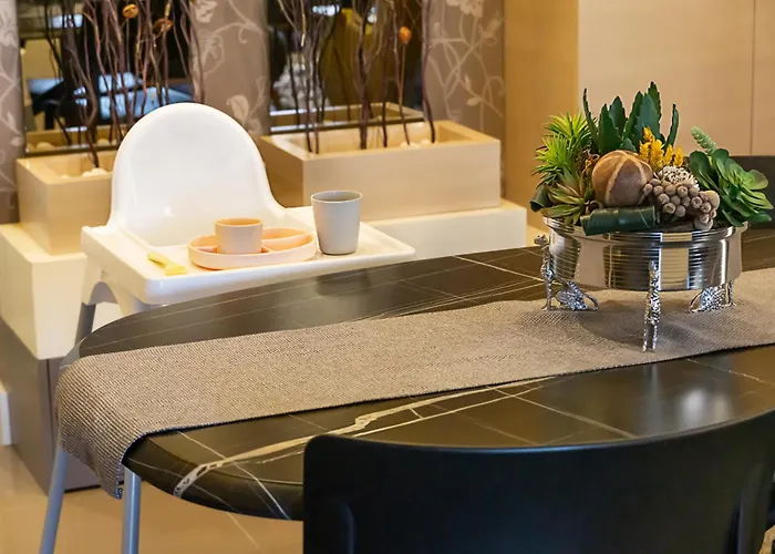 Downtown Oasis - Spacious Modern 3-Br Flat Near Beachpark