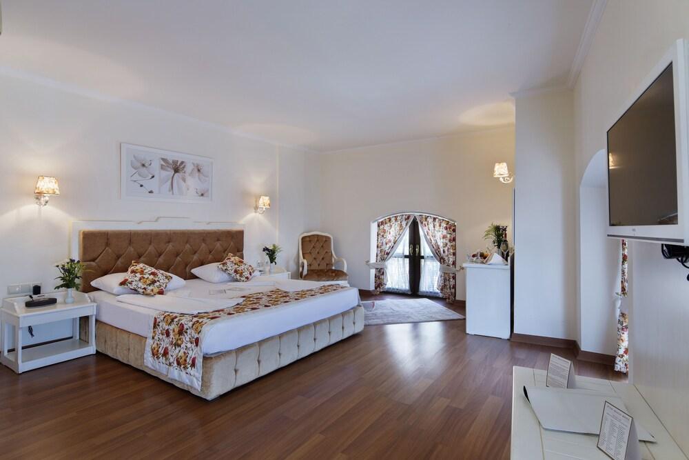 Adalya Port Hotel 4*