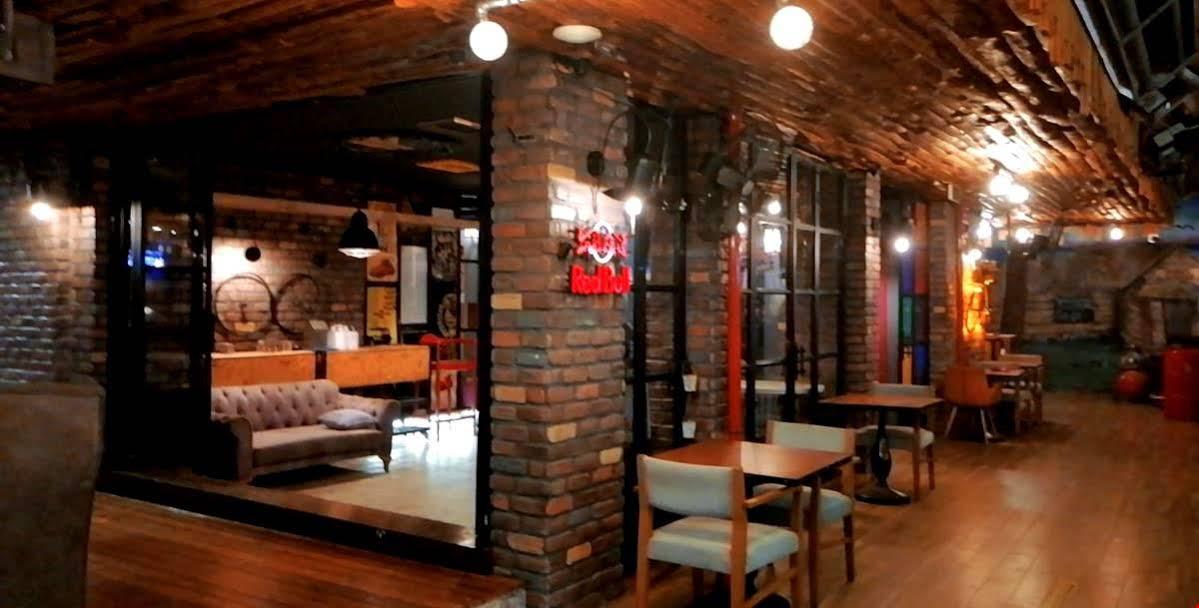 Voswos Garage Coffee Hotel