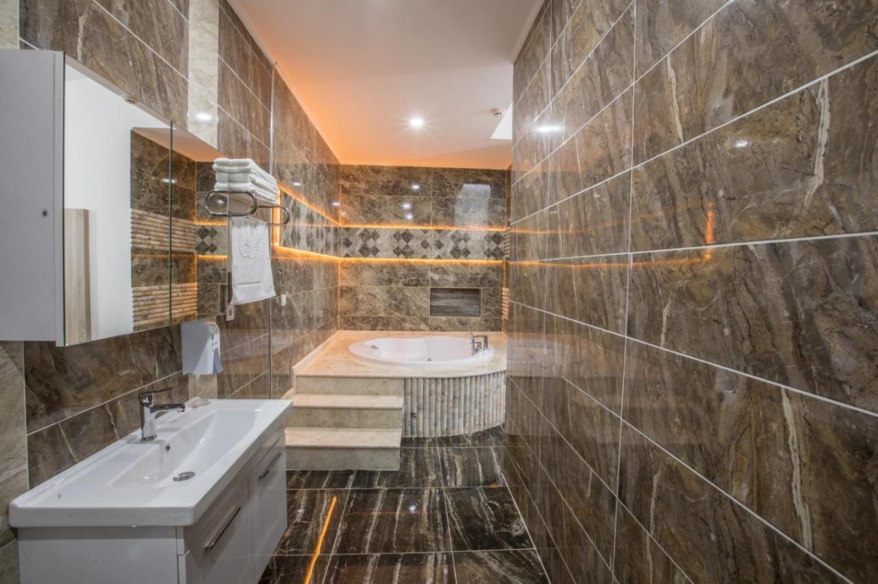 Elanis Aparthotel 3*