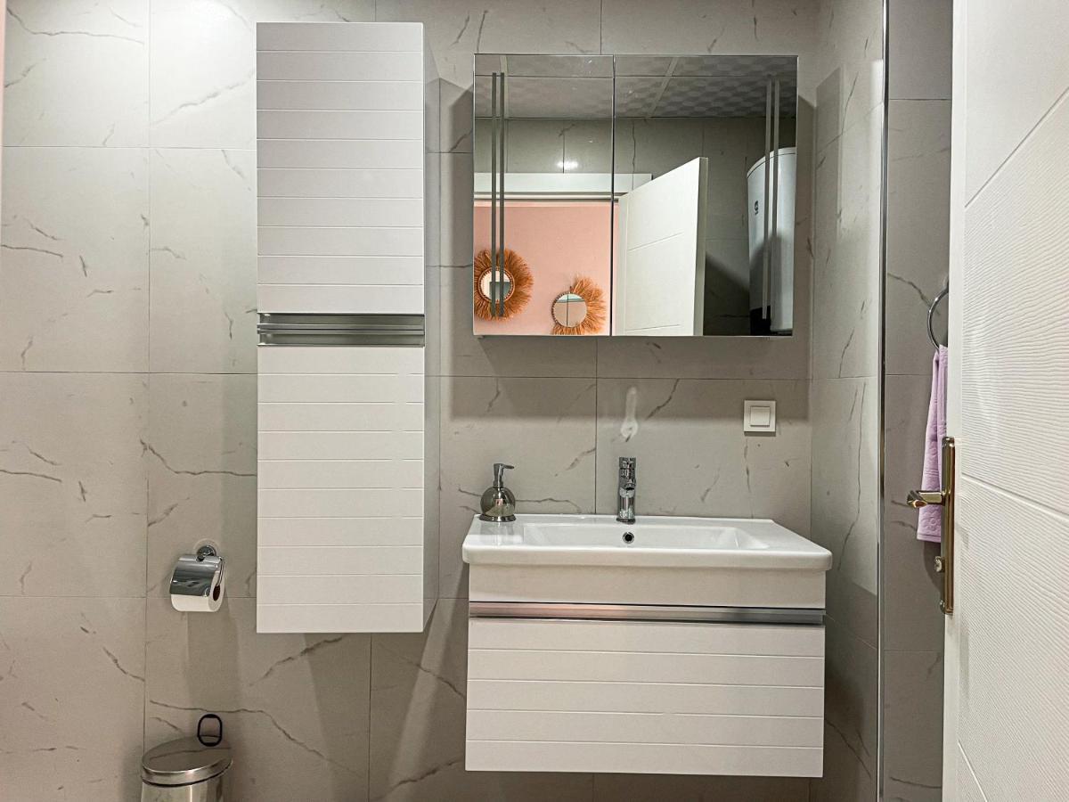 Central Location , Modern Family , Near Sea