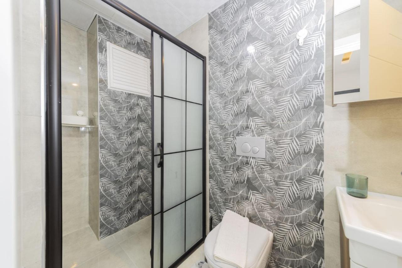 Central And Fully Furnished Flat In Muratpasa Apartment