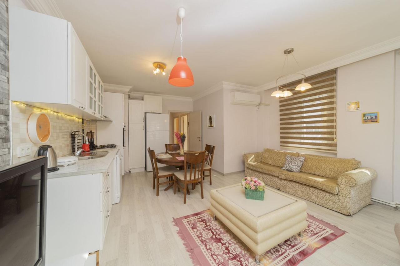 Flat Close To With Balcony In Konyaalti Apartment
