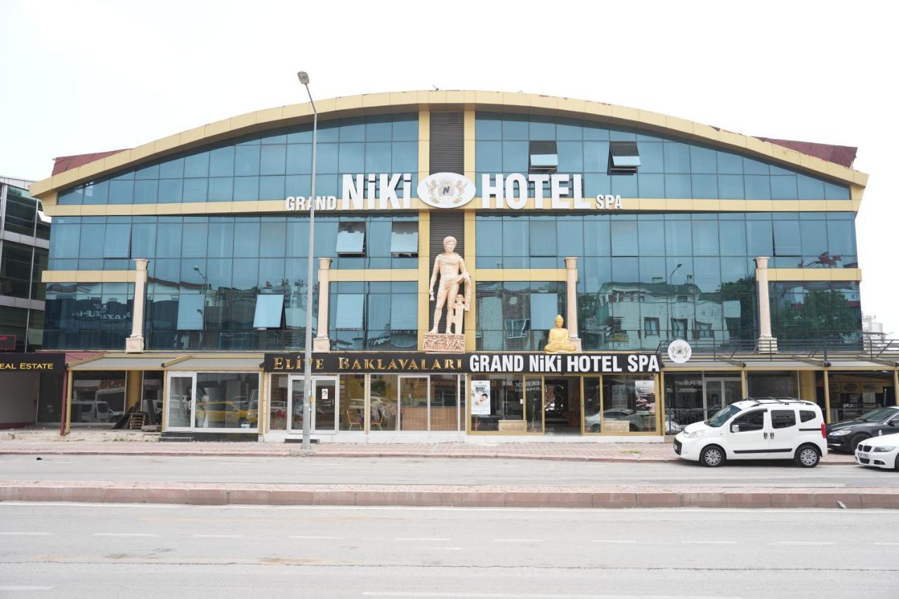 Grand Niki & *