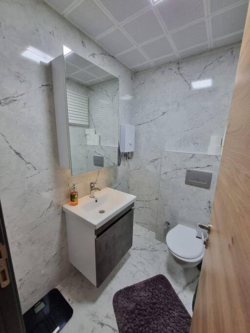 Comfy Close To Airport Daire *