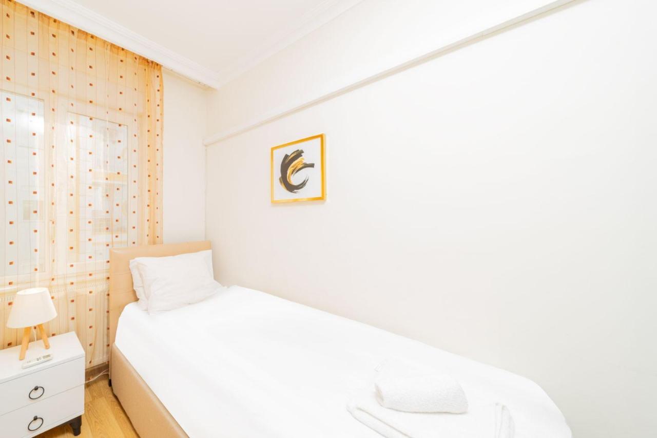 Flat Close To With Balcony In Konyaalti Apartment
