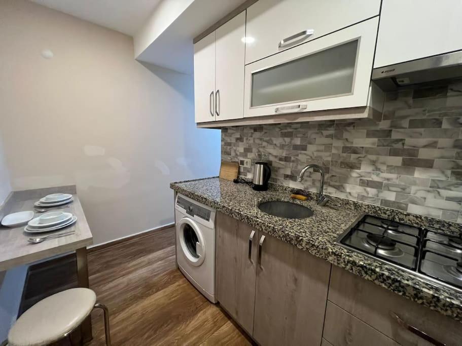 Apartment Merkezi, Sik, Denize 3 Km Kueltuer Kafeler Cad. 2 Dk '13' *