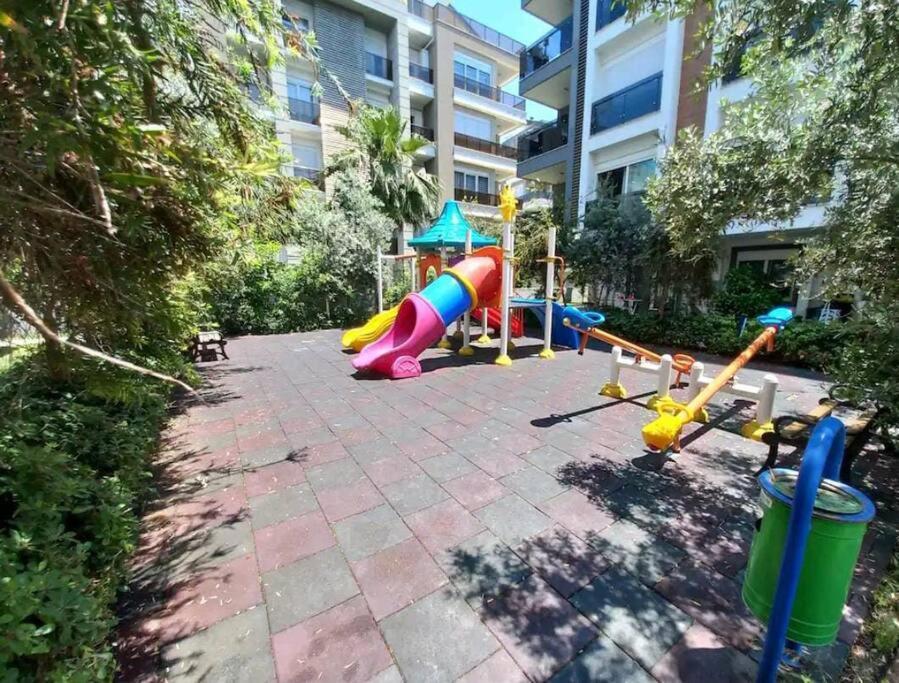 Konyaalti'nda Luks Havuzlu 1+1 * Antalya