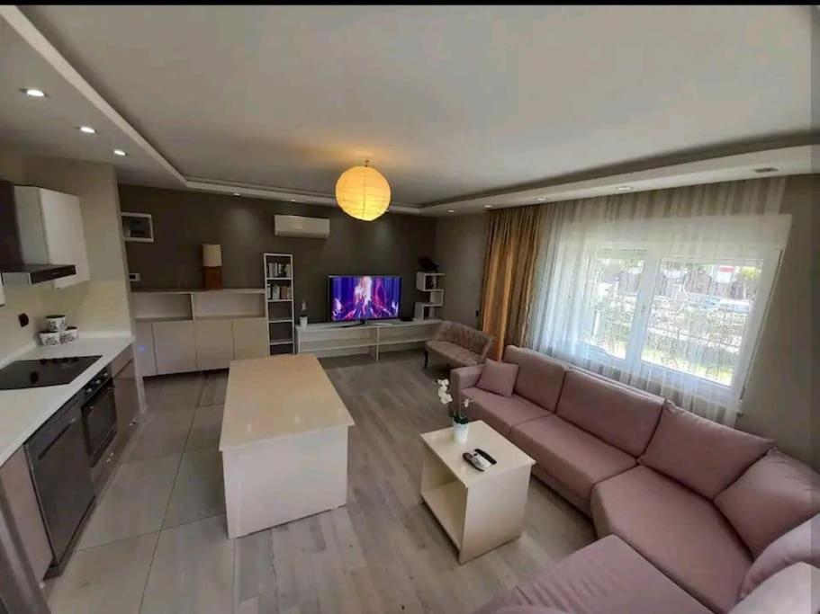 Konyaalti'nda Luks Havuzlu 1+1 Apartment