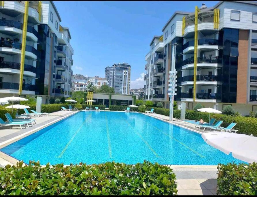 Konyaalti'nda Luks Havuzlu 1+1 Apartment