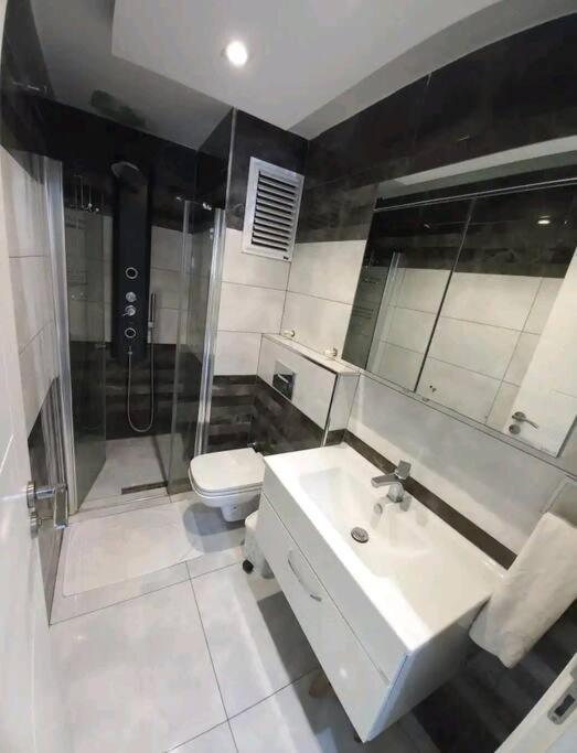 Konyaalti'nda Luks Havuzlu 1+1 Apartment