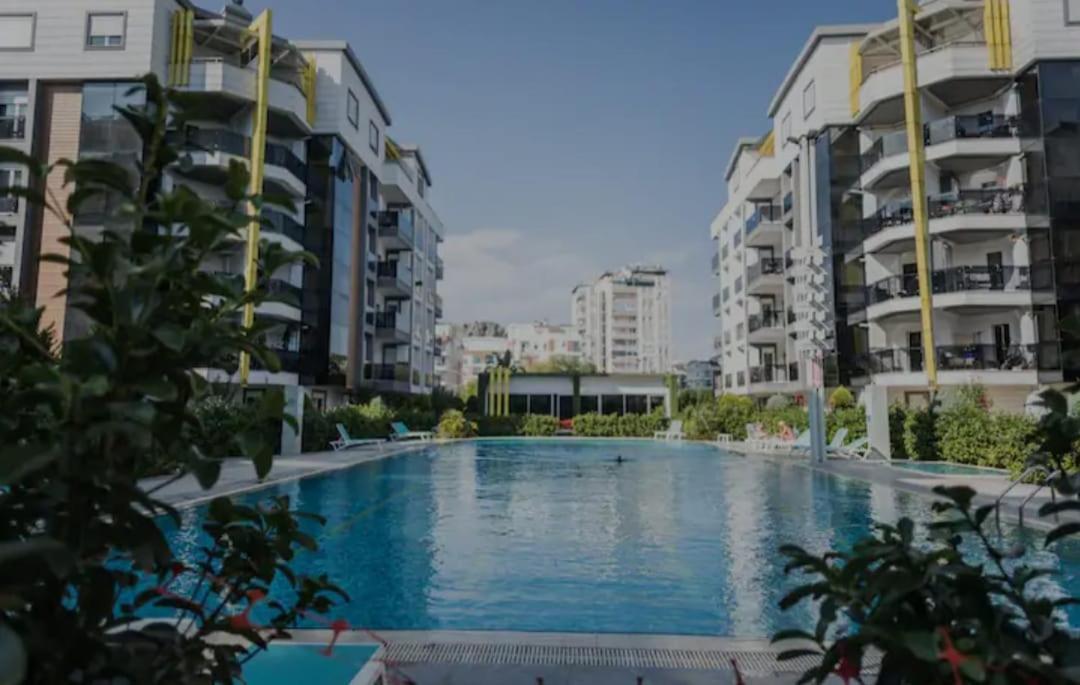 Konyaalti'nda Luks Havuzlu 1+1 Apartment Antalya