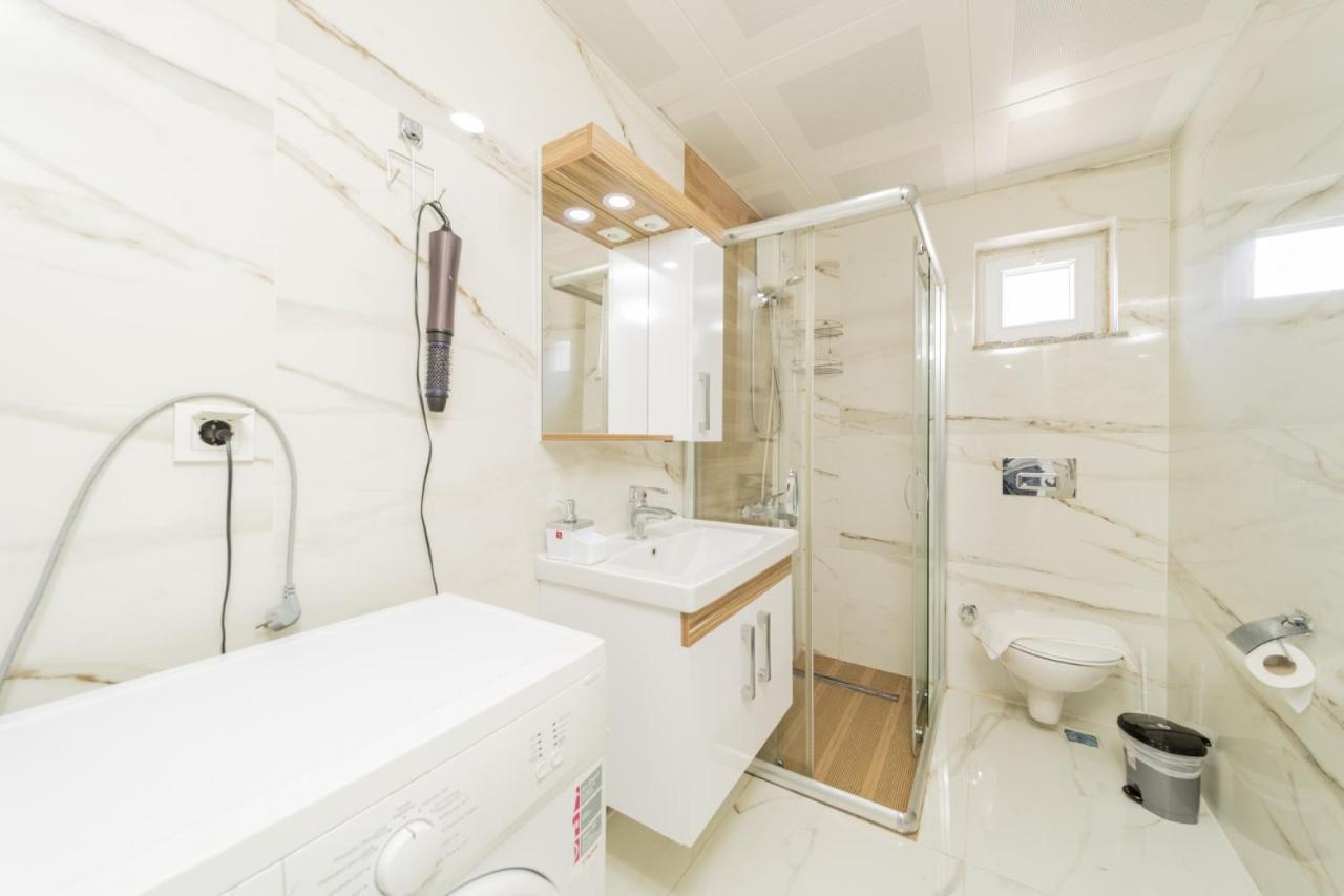 Furnished Flat W Balcony 2 Min To In Apartment