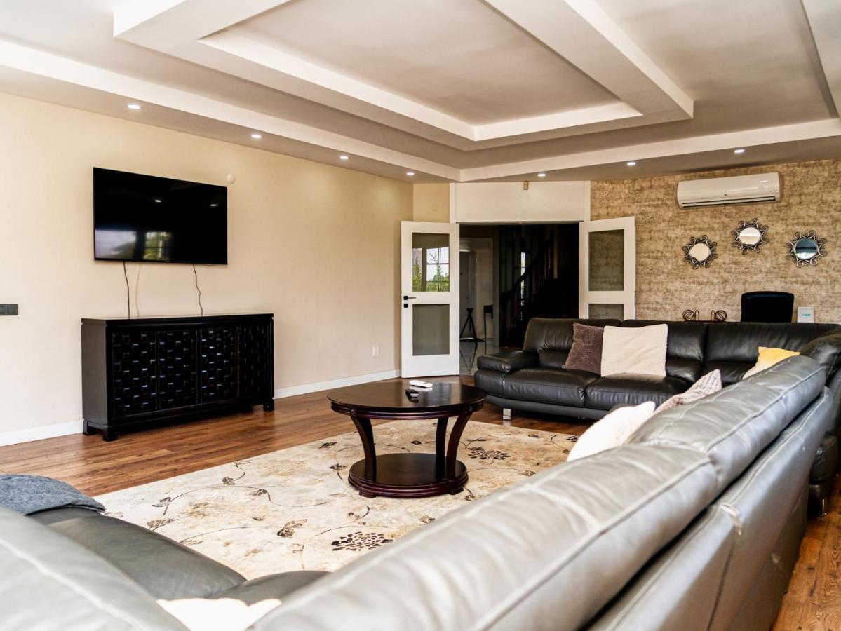 Lux W Balcony Pool Sauna Garden In Villa *