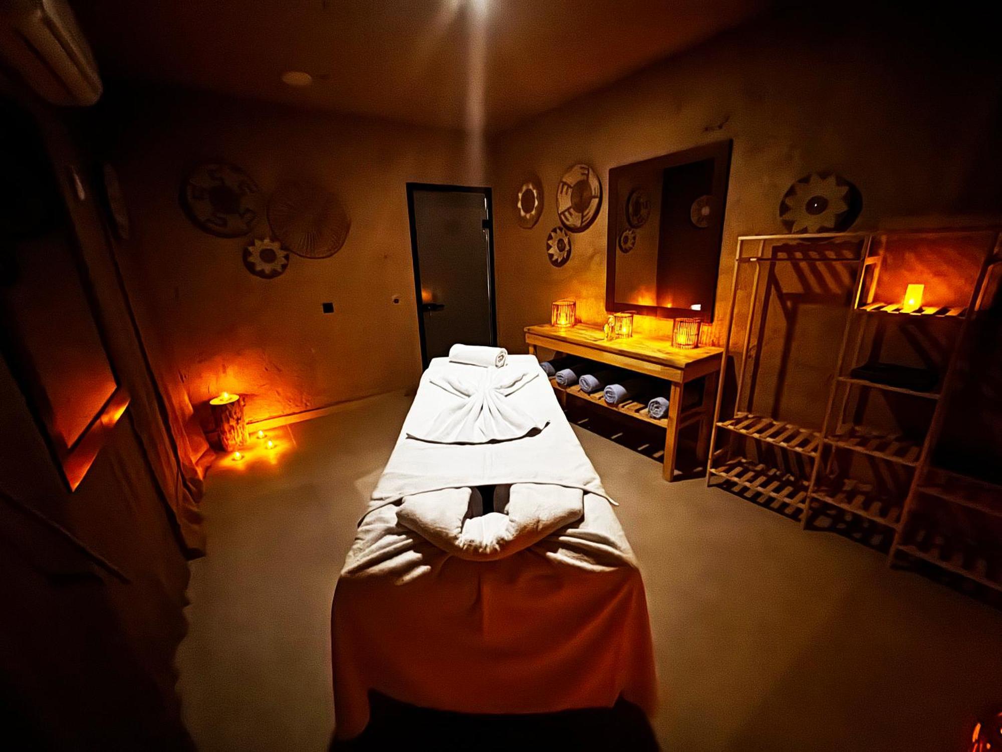 Wolf Of The City & Spa Otel *