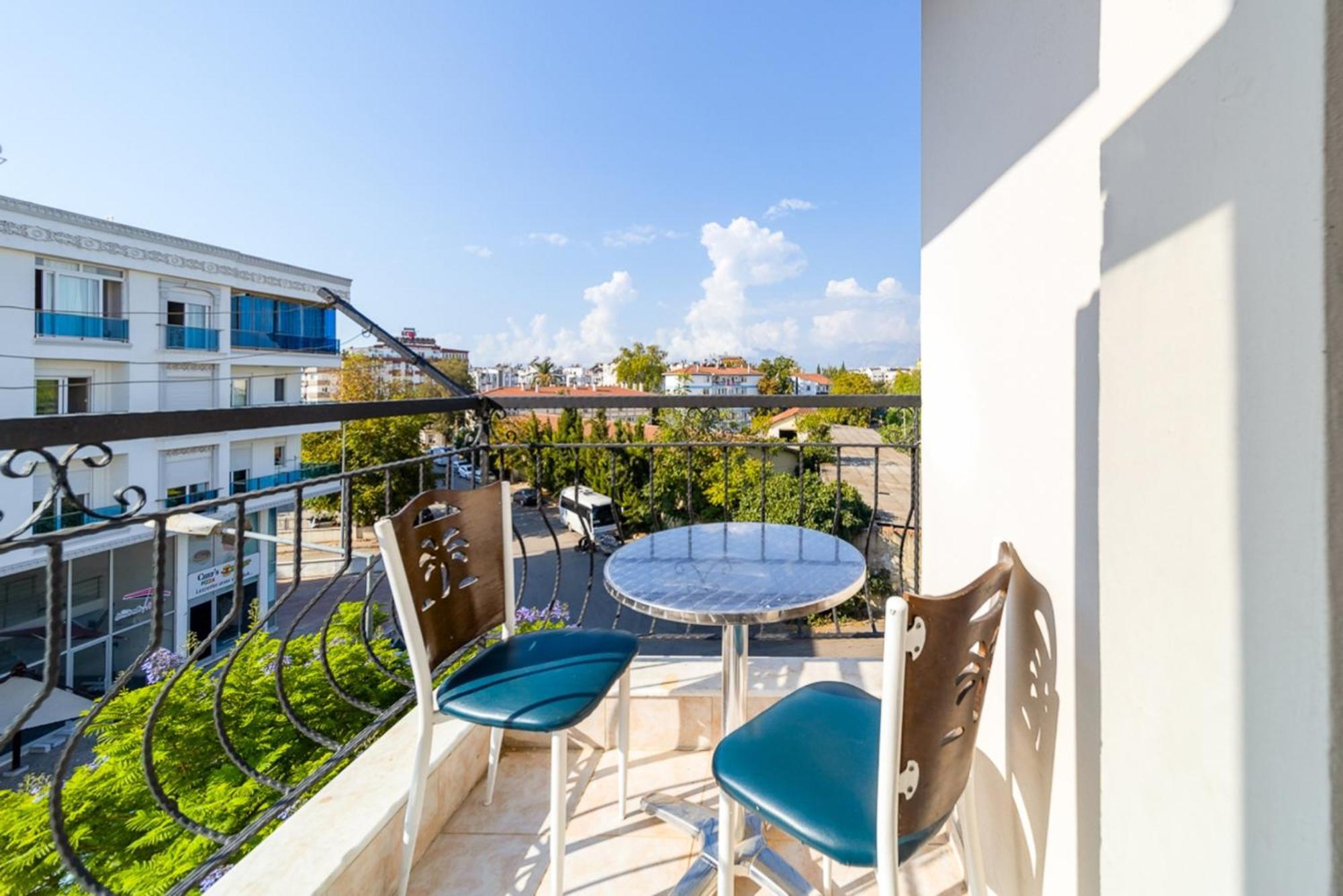 Central Flat W Balcony 10 Min To Hadrian Gates Apartment *
