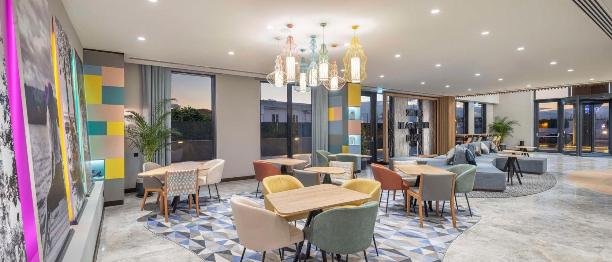 Hotel Hampton By Hilton Airport 4*