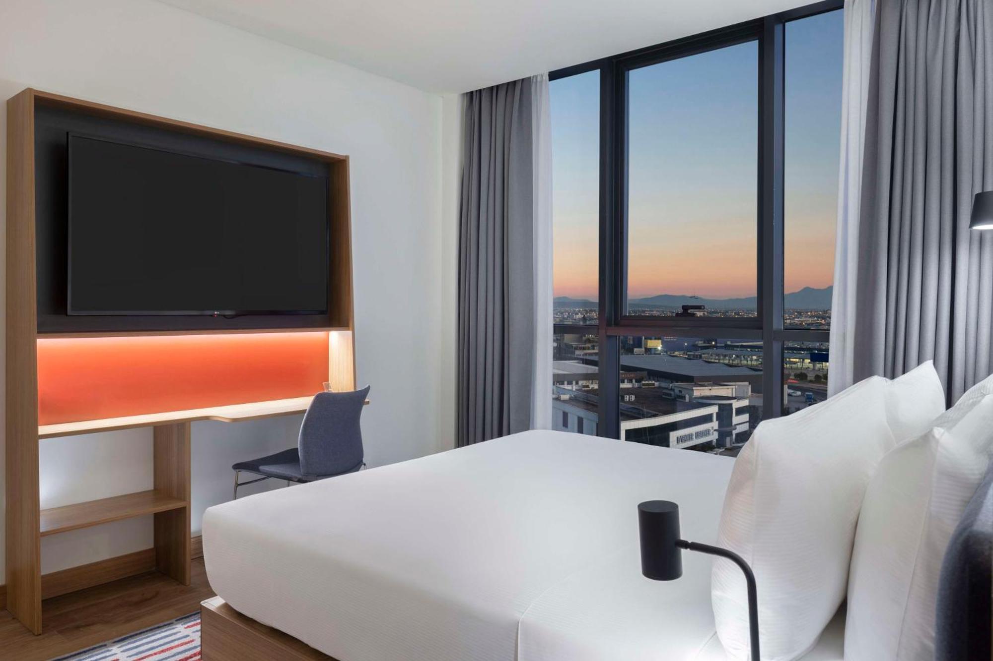 Hampton By Hilton Airport