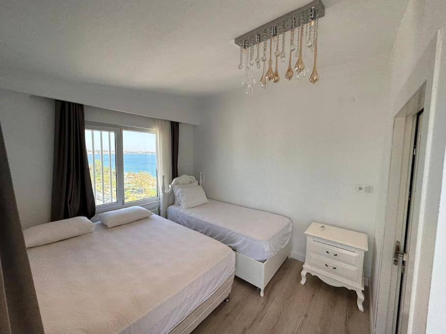 Konyaalti Denizin Ustunde Gemi Ev Antalya