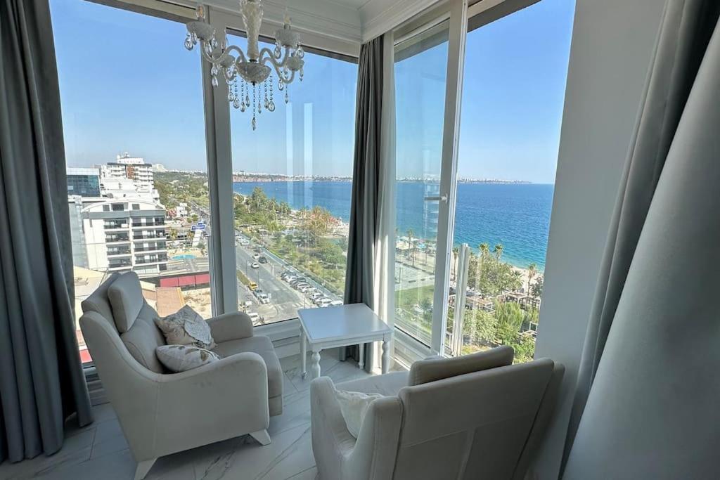 Konyaalti Denizin Ustunde Gemi Ev Antalya