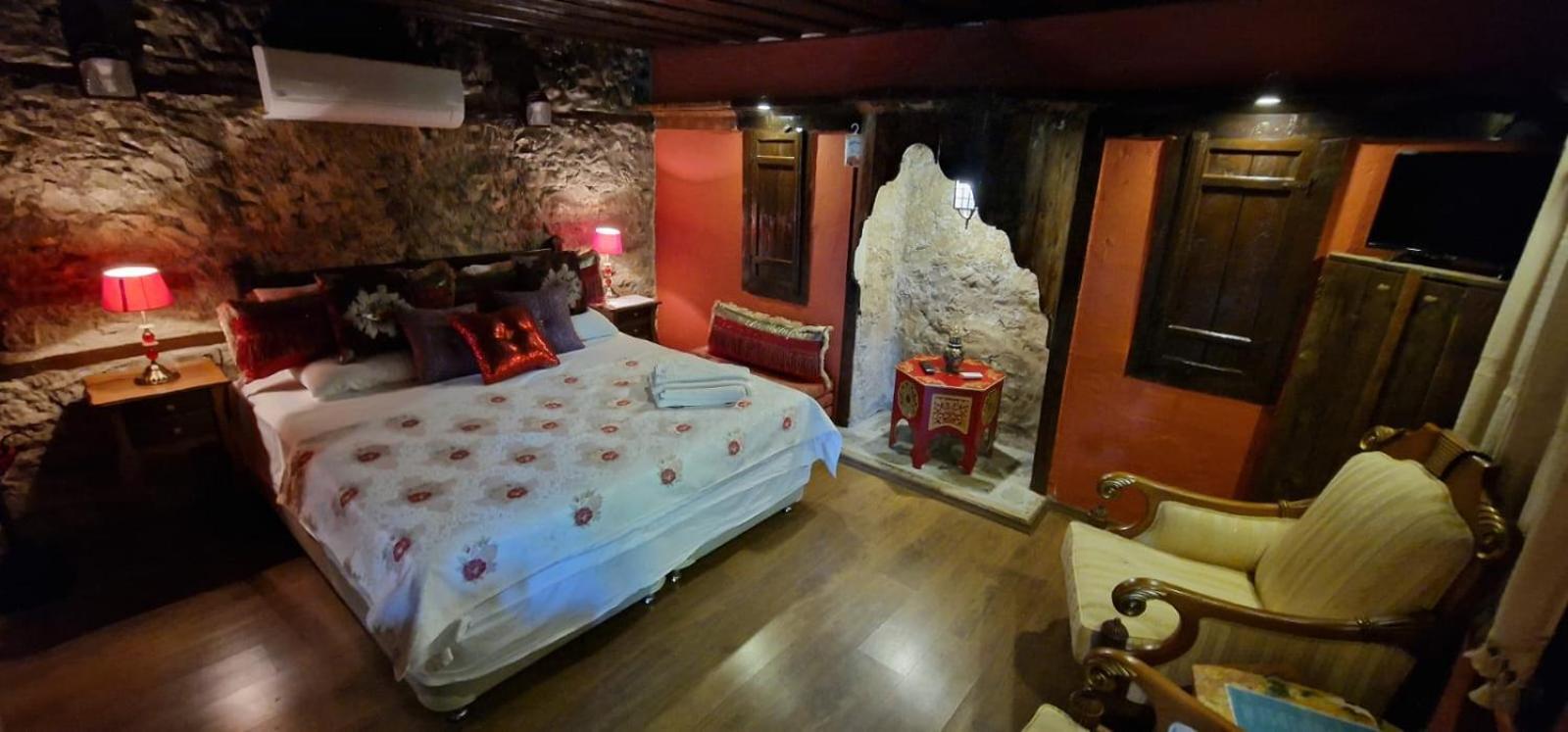 Homestay Demeter Rose Stonehouse Pansion *